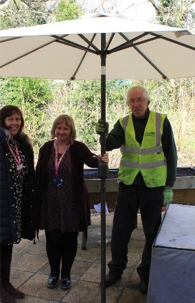 Covers donates parasols to local Hospice